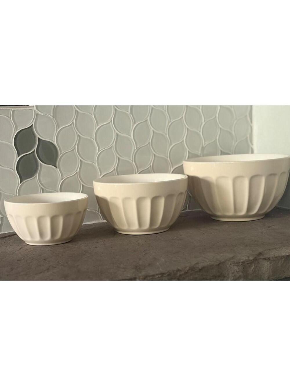 Williams Sonoma set of 3 off-white nesting ridged bowls